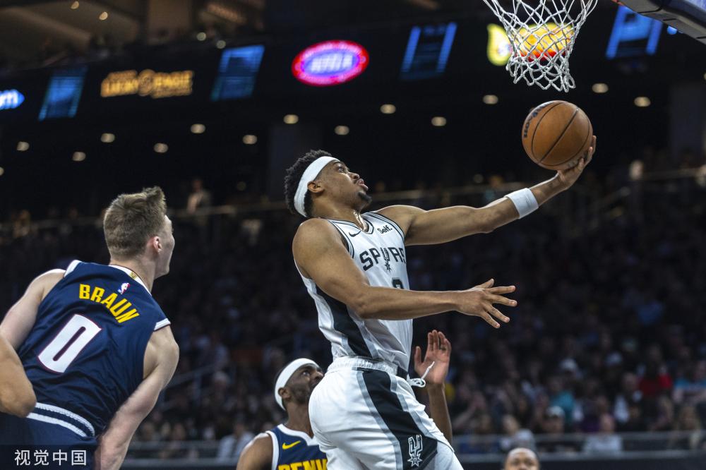 赛场上一个 赛场上一个